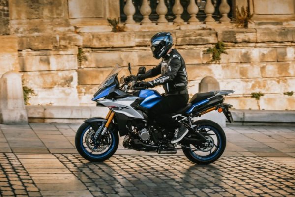 Suzuki GSX-S 1000 GX {JPEG}