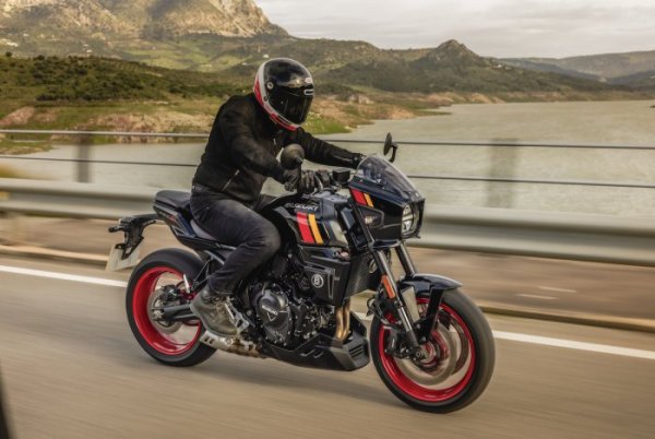 Suzuki GSX-8TT {JPEG}