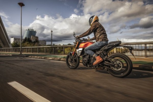 Suzuki GSX-8T {JPEG}