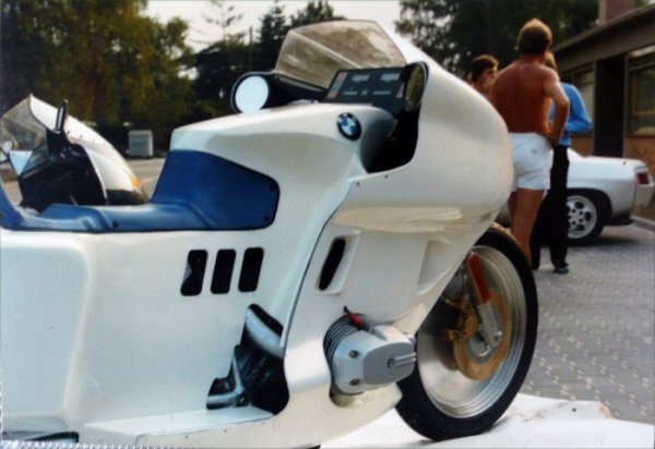 BMW Futuro concept 1980 side {JPEG}