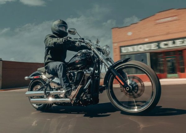 Harley-Davidson Breakout 2025 {JPEG}