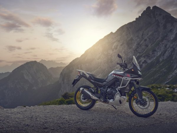 Honda XL750 Transalp 202 {JPEG}