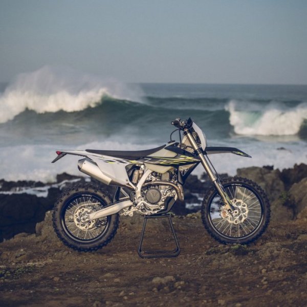 enduros Triumph TF-250-E et TF-450-E 2025 {JPEG}